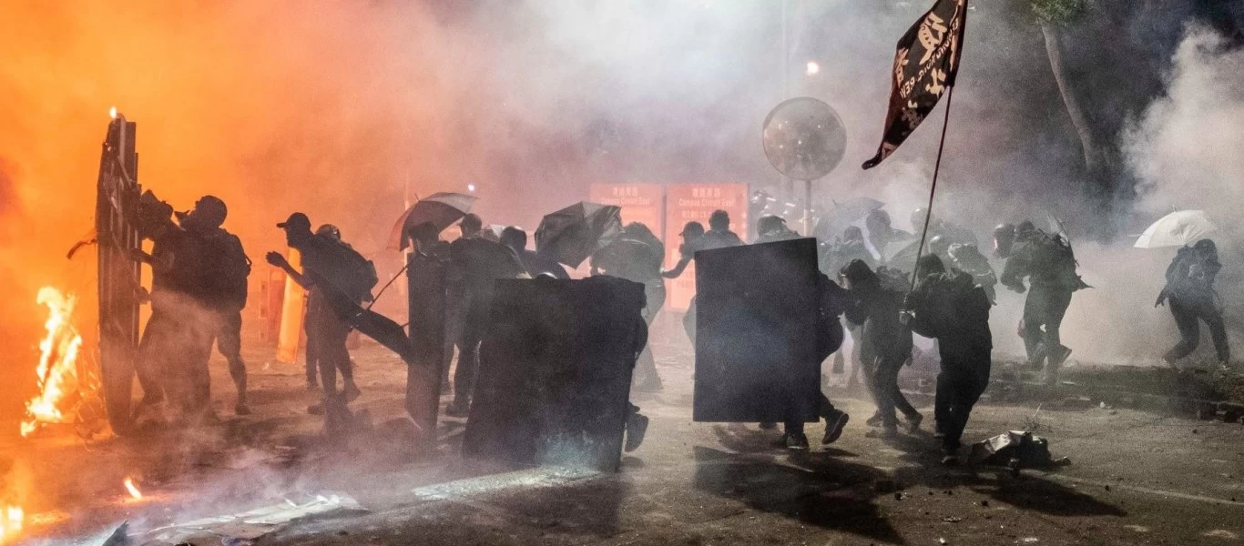 Χονγκ Κονγκ: Αντλίες νερού, οδοφράγματα και μάχες σώμα με σώμα ανάμεσα σε διαδηλωτές και δυνάμεις καταστολής (βίντεο)
